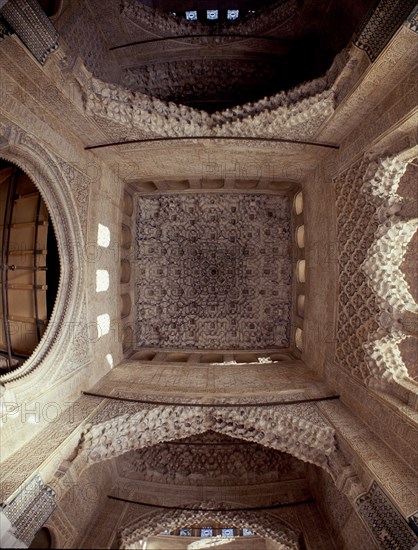 VISTA DE LA CUPULA DE MOCARABES-ARQUITECTURA NAZARI-S XIV
GRANADA, ALHAMBRA-SALA DE LOS REYES
GRANADA
