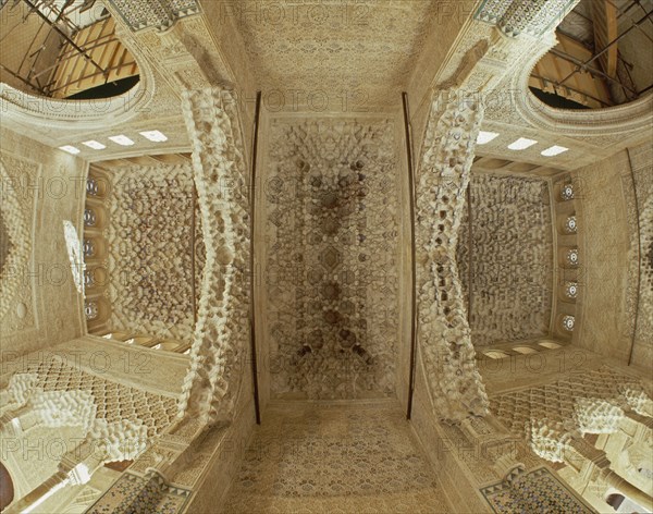 VISTA DE LA CUPULA DE MOCARABES-ARQUITECTURA NAZARI-S XIV
GRANADA, ALHAMBRA-SALA DE LOS REYES
GRANADA