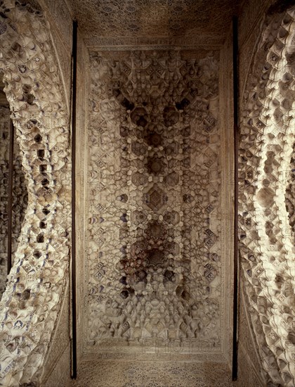 VISTA DE LA BOVEDA DE MOCARABES-ARQUITECTURA NAZARI-S XIV
GRANADA, ALHAMBRA-SALA DE LOS REYES
GRANADA