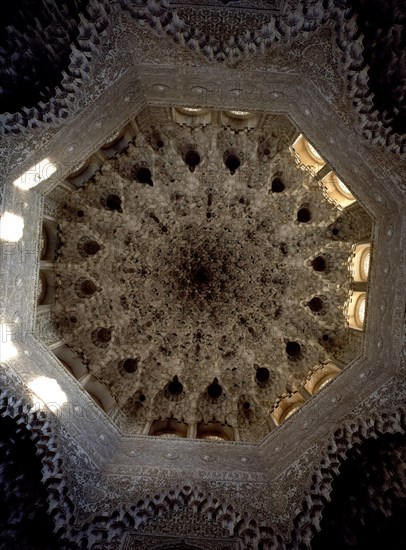 CUPULA DE MOCARABES-S XIV-ARQUITECTURA HISPANOMUSULMANA-EPOCA NAZARI-MOHAMED V
GRANADA, ALHAMBRA-SALA DOS HERMANAS
GRANADA
