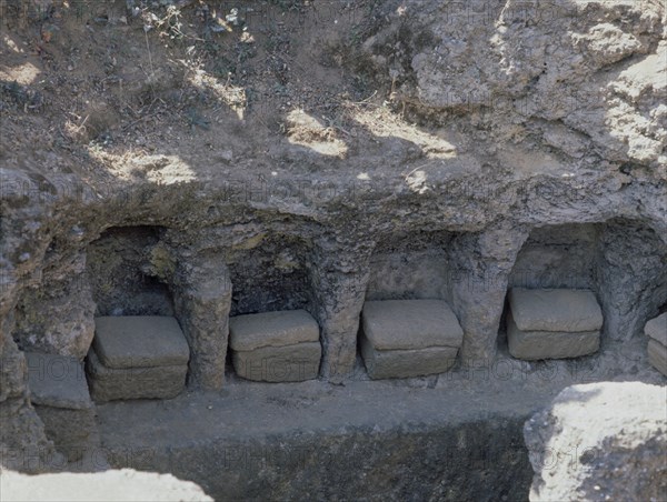 TUMBAS PARA DOS FAMILIAS - URNAS FUNERARIAS
CARMONA, NECROPOLIS ROMANA
SEVILLA