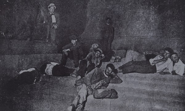 HªCATALUÑA-FOTOGRAFIA-OBREROS DESCANSANDO-1909
MADRID, BIBLIOTECA NACIONAL
MADRID
This image is not downloadable. Contact us for the high res.