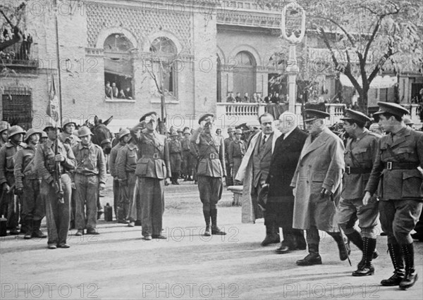 Manuel Azaña passant les troupes en revue