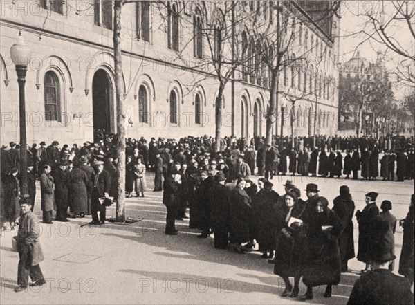 File d'attente devant des collèges électoraux