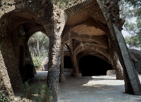 GAUDI ANTONI 1852-1926
PORTICO DE LA GLESIA
SANTA COLOMA GRAMANET, COLONIA GUELL
BARCELONA