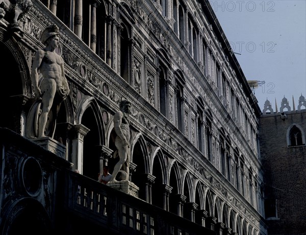 RIZO ANTONIO
FACHADA GOTICA DEL PATIO
VENECIA, PALACIO DUCAL
ITALIA