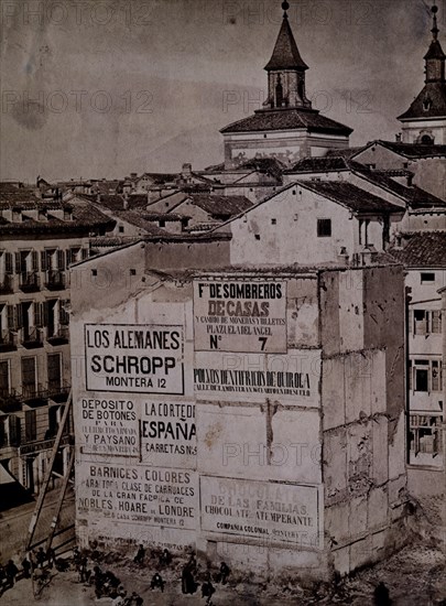 ANUNCIOS EN LA PUERTA DEL SOL DURANTE LA REFORMA - AL FONDO LA TORRE DE LA IGLESIA DE S LUIS - 1859
Madrid, musée municipal