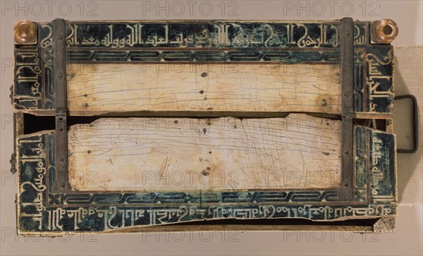 TAPA DEL COFRE DE MADERA PROCEDENTE DEL PALACIO DE MEDINA AZAHARA - 980
GRANADA, MUSEO HISPANO-MUSULMAN
GRANADA