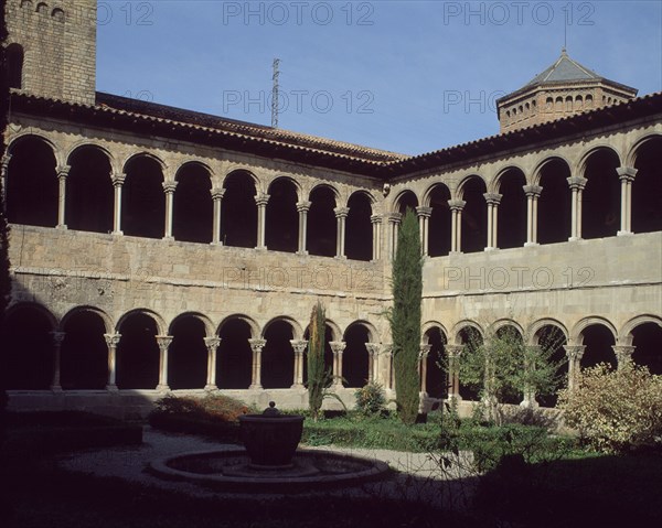 Cloître du monastère de Sainte Marie à Ripoll