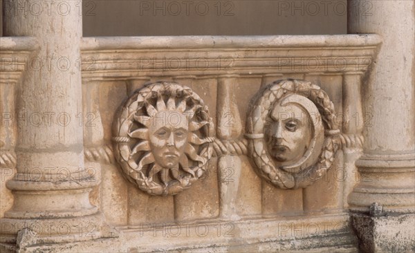 DT GALERIA ALTA DEL CLAUSTRO-MEDALLON SOL Y LUNA-
STA MARIA HUERTA, MONASTERIO
SORIA