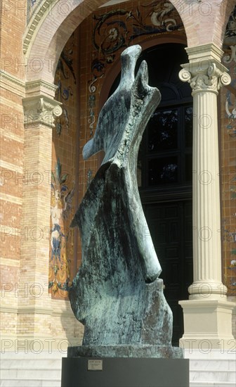 Moore, Sculpture behind the Velázquez Palace