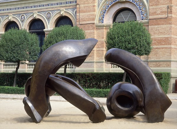 Moore, Sculpture behind a corner of the Velázquez Palace