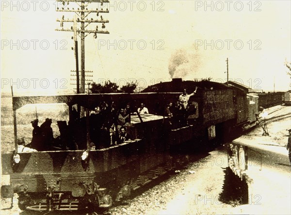 Train blindé de l'armée du peuple sur la voie de chemin de fer près de Pozoblanco