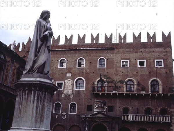 MONUMENTO A DANTE ALIGERI EN LA PLAZA DE SU NOMBRE
VERONA, EXTERIOR
ITALIA