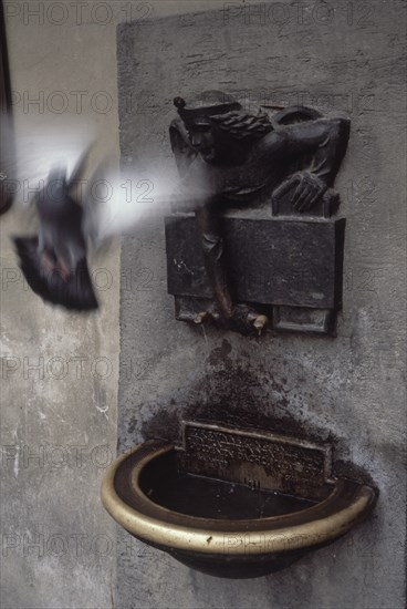 FUENTE ADOSADA A UNA PARED CON UNA PALOMA VOLANDO
INNSBRUCK, EXTERIOR
AUSTRIA