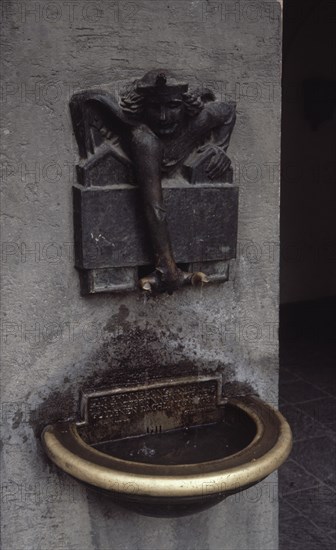 FUENTE ADOSADA A UNA PARED
INNSBRUCK, EXTERIOR
AUSTRIA

This image is not downloadable. Contact us for the high res.