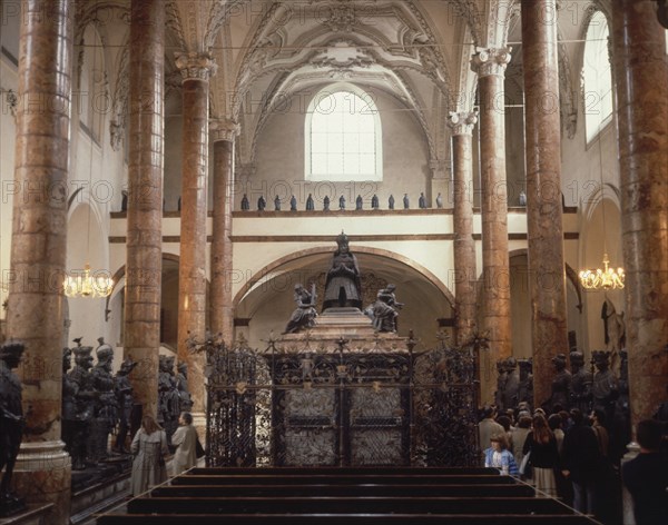 VISTA GENERAL CON ENTERRAMIENTO DE MAXIMILIANO CON 40 ESTATUAS
INNSBRUCK, HOKFKIRCHE IGLESIA CORTE
AUSTRIA