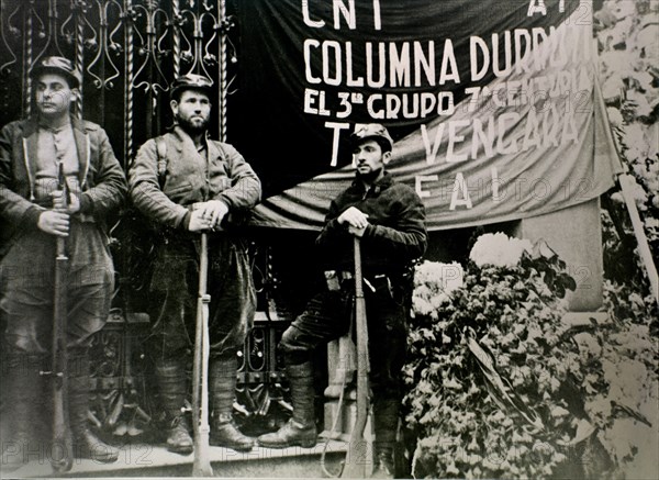 Hommes avec un drapeau de la CNT