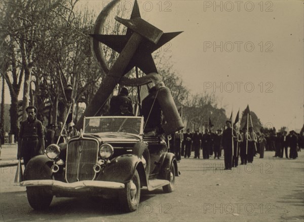 Faucille et marteau sur une voiture