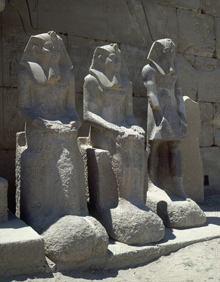 COLOSOS EN EL SEGUNDO PILON
TEBAS, KARNAC
EGIPTO
