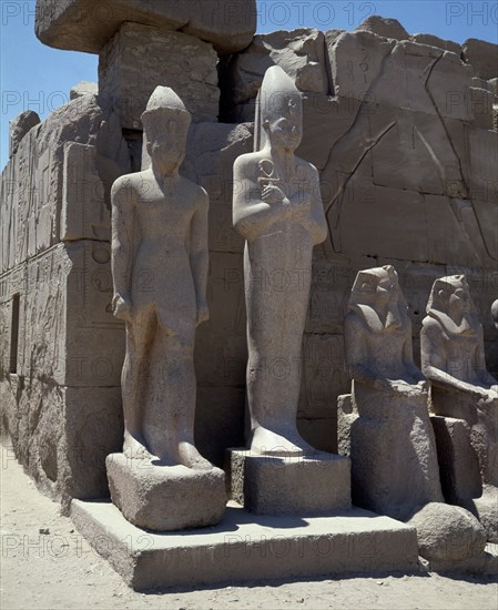 COLOSOS EN EL SEGUNDO PILON
TEBAS, KARNAC
EGIPTO