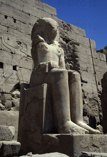 COLOSO DELANTE DE UN PILON
TEBAS, KARNAC
EGIPTO