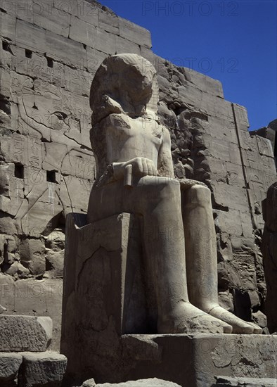 COLOSO DELANTE DE UN PILON
TEBAS, KARNAC
EGIPTO