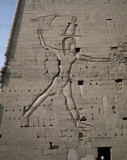 RELIEVE EN UN PILON
TEBAS, KARNAC
EGIPTO
