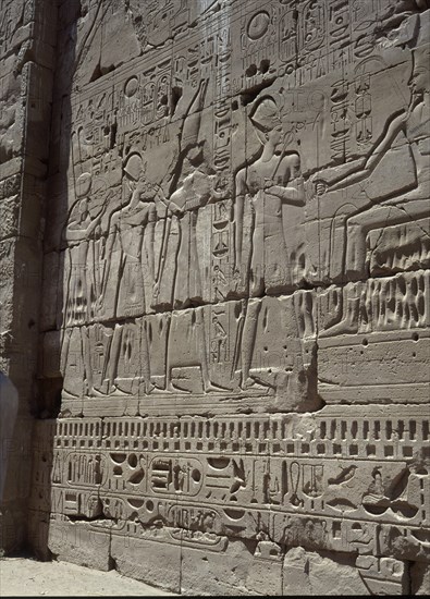 RELIEVES EN UN PILON
TEBAS, KARNAC
EGIPTO