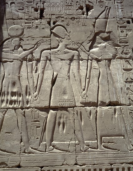 RELIEVES EN UN PILON DE DIOSES EGIPCIOS-HORUS Y RA
TEBAS, KARNAC
EGIPTO