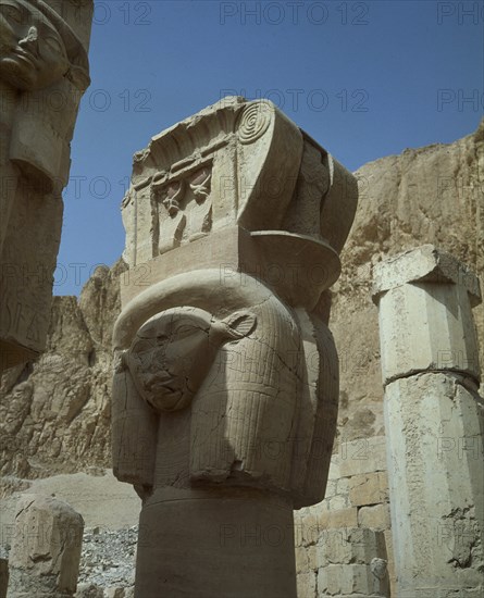TEMPLO DE HATSHEPSUT (DEIR-EL-BAHARI) CAPITEL
TEBAS, VALLE DE LAS REINAS
EGIPTO