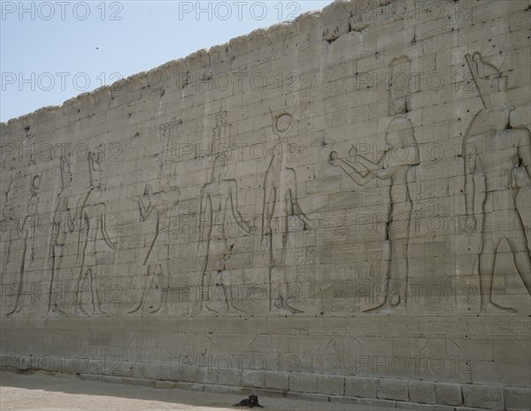 PARED CON RELIEVES DE DIOSES EGIPCIOS- HORUS-ATHOR-MUT-RA
EDFU, TEMPLO DE HORUS
EGIPTO
This image is not downloadable. Contact us for the high res.