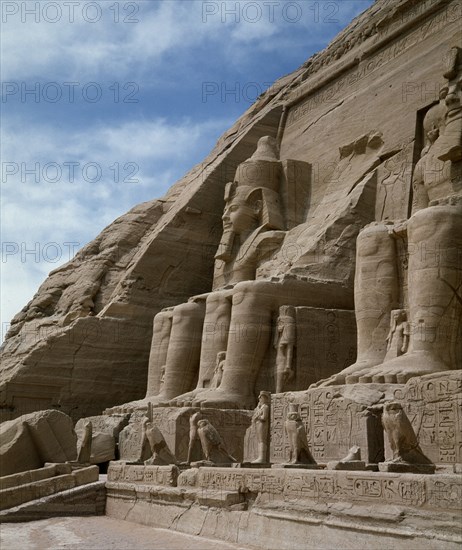 COLOSOS DE LA ENTRADA EXCAVADOS EN ROCA - XIX DINASTIA - 1260 AC
ABU SIMBEL, TEMPLO RAMSES II
EGIPTO