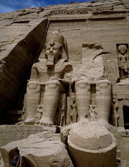 COLOSOS DE LA ENTRADA EXCAVADOS EN ROCA - XIX DINASTIA - 1260 AC
ABU SIMBEL, TEMPLO RAMSES II
EGIPTO