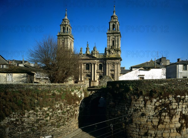 Mur d'enceinte et façade de la cathédrale de la ville de Lugo (Espagne)