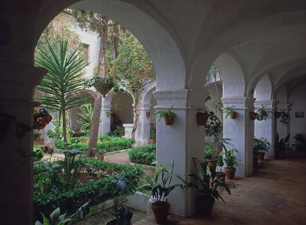 Le cloître des fleurs du monastère La Rabida