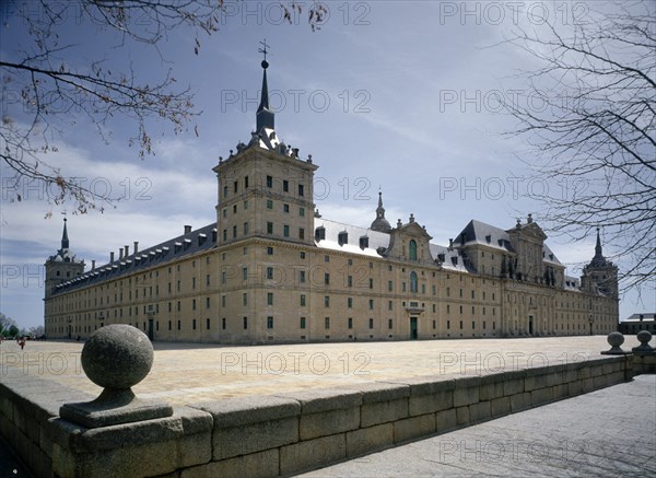 HERRERA JUAN DE 1530/97
VISTA GENERAL FACHADA PONIENTE Y LONJA. 1563-1584. ARQUITECTURA HERRERIANA
SAN LORENZO DEL ESCORIAL, MONASTERIO-EXTERIOR
MADRID