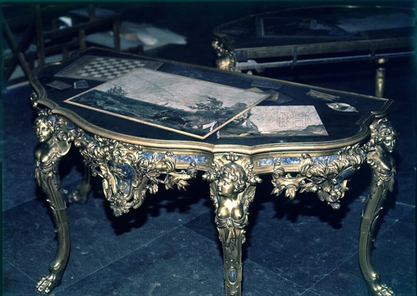 Baroque table with hard stones