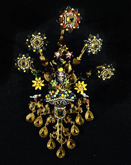 BROCHE DE ORO ESMALTES Y ESMARALDAS-SIGLO XVIII-ARTES DECORATIVAS
MADRID, MUSEO ARQUEOLOGICO NACIONAL
MADRID