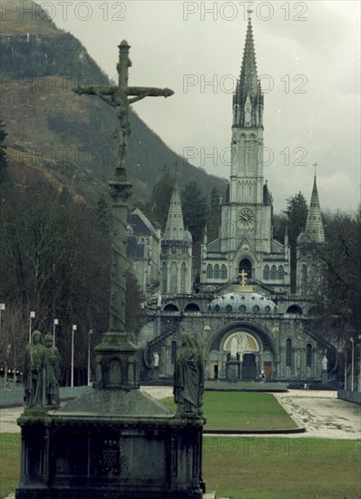 VISTA DE LA EXPLANADA
LOURDES, SANTUARIO
FRANCIA