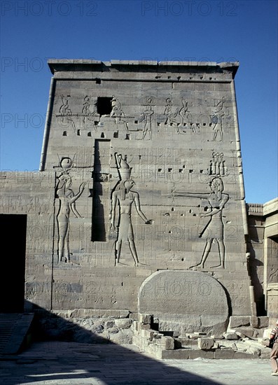 RELIEVES EN UN PILON
ASUAN, TEMPLO DE FILE
EGIPTO