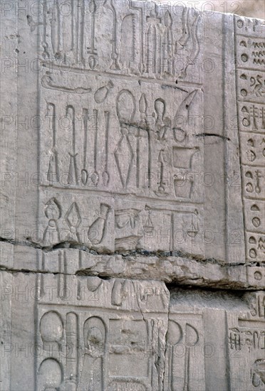 RELIEVES EN UN PILON (INSTRUMENTAL MEDICO)
KOM OMBO, TEMPLO
EGIPTO