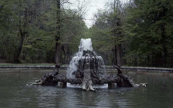 JARDIN-FUENTE DEL CANASTILLO CON AGUA
LA GRANJA, PALACIO REAL-JARDINES
SEGOVIA
