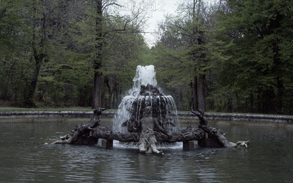 JARDIN-FUENTE DEL CANASTILLO CON AGUA
LA GRANJA, PALACIO REAL-JARDINES
SEGOVIA