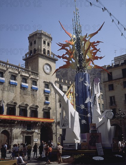 HOGUERA EN LA PLAZA DEL AYUNTAMIENTO
ALICANTE, FIESTAS DE SAN JUAN 84
ALICANTE