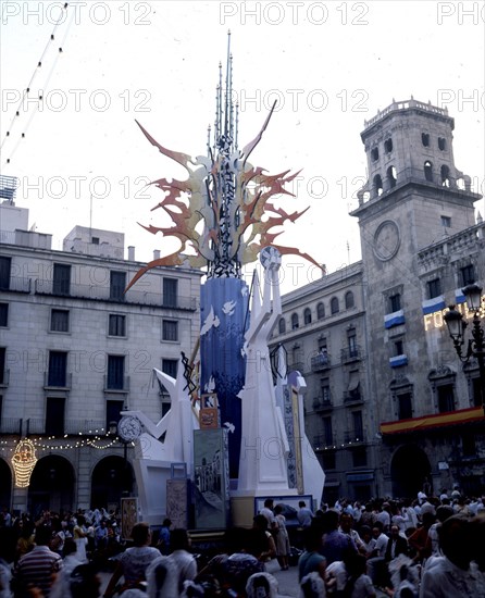 HOGUERA EN LA PLAZA DEL AYUNTAMIENTO
ALICANTE, FIESTAS DE SAN JUAN 84
ALICANTE