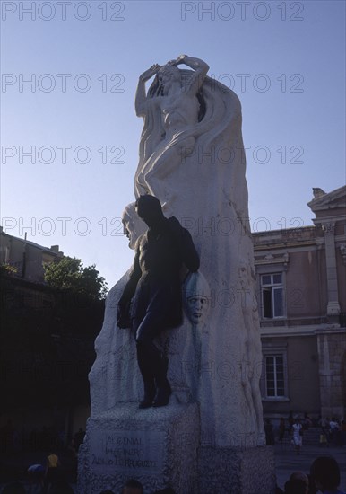 MACHO VICTORIO 1887/1966
MONUMENTO A BERRUGUETE EN LA PLAZA MAYOR
PALENCIA, EXTERIOR
PALENCIA