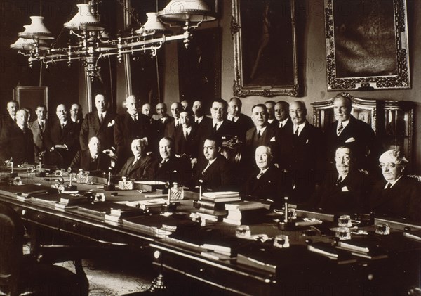 REUNION EN EL BANCO DE ESPANA PRESIDIDA POR NEGRIN (1937)