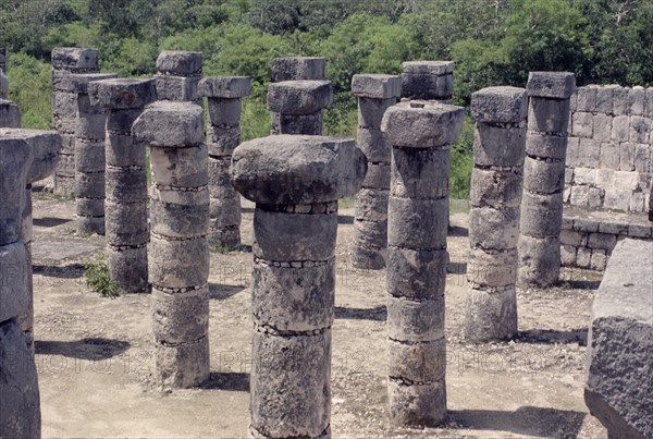 Colonnes du Temple des Guerriers à Chichen Itza
