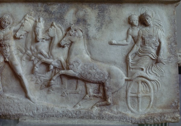 RELIEVE-HERMES TIRANDO DEL CARRO DONDE VAN ECHELOS Y BASILE
ATENAS, MUSEO ARQUEOLOGICO NAC
GRECIA